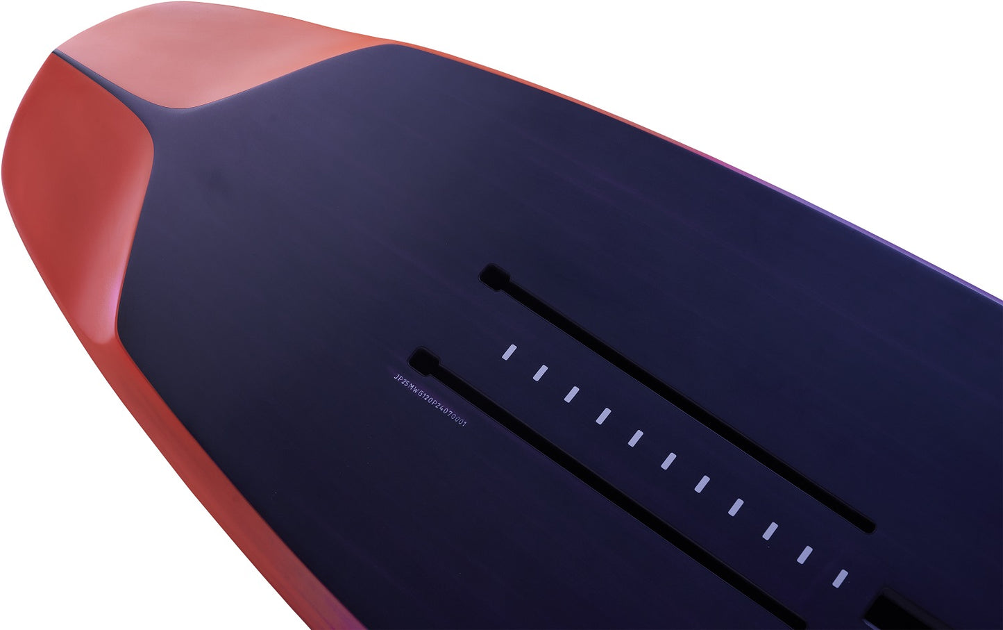 JP M-Winger PRO foilbräda – smal outline, lång vattenlinje, unik taildesign och nytt montagesystem för foil. Perfekt för lightwind wingfoil & downwind SUP.