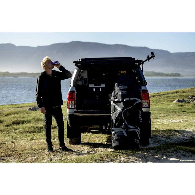 ION Gearbag Tec Wing på vattnet under wingfoil-session