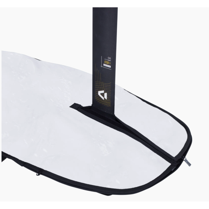 ION Wing Single Boardbag Core på vattnet under wingfoil-session
