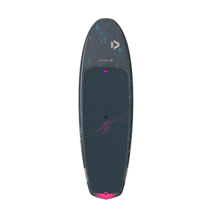 Duotone Skybrid SLS foilboard – lätt kolfiberbräda med diamond tail och försänkt deck för stabilitet och snabb take-off.